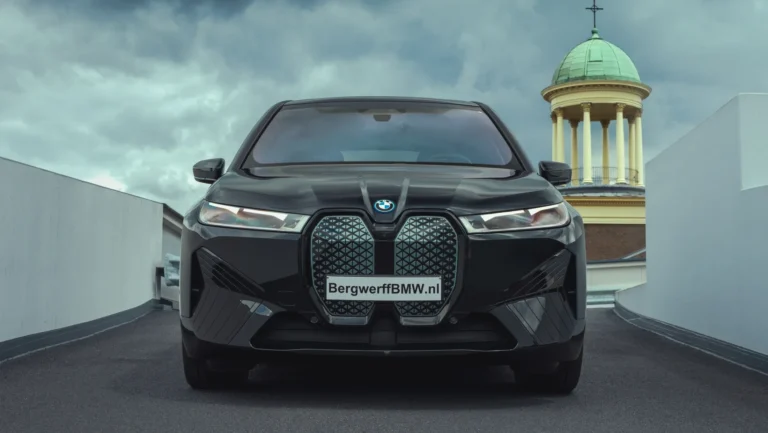 BMW iX xDrive50 High Executive Interieurdesign Suite Castanea Aventurin Red Metallic i20 (23).jpg