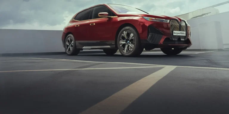 BMW iX xDrive50 High Executive Interieurdesign Suite Castanea Aventurin Red Metallic i20 (7).jpg