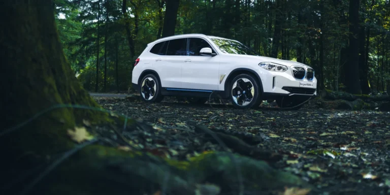 BMW iX3 Electric High Executive Mineral White Metallic Leder Vernasca Mokka stiksel Schwarz G08 SUV (11).jpg