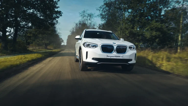 BMW iX3 Electric High Executive Mineral White Metallic Leder Vernasca Mokka stiksel Schwarz G08 SUV (2)_0.jpg