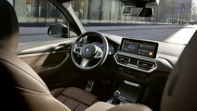 BMW iX3 Electric High Executive Mineral White Metallic Leder Vernasca Mokka stiksel Schwarz G08 SUV (7).jpg