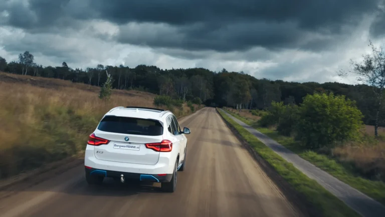 BMW iX3 Electric High Executive Mineral White Metallic Leder Vernasca Mokka stiksel Schwarz G08 SUV (8)_1.jpg