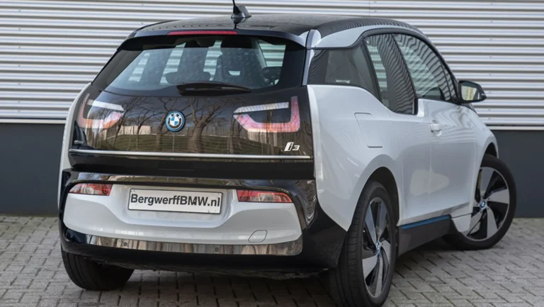 BMW20i320120Ah20Driving20Assistant20Plus20Capparisweiss20I0120Bergwerff202.jpg
