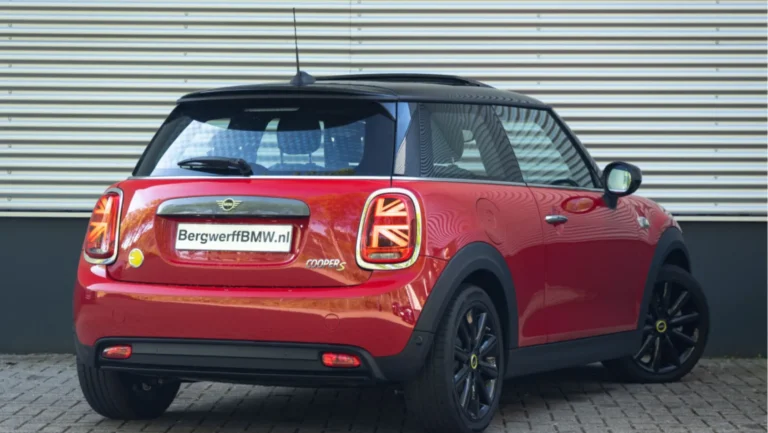 MINI20Electric20Yours20Chili20red20Yours20leer20lounge20carbon20black20F5720Cooper20SE20Bergwerff202.jpg